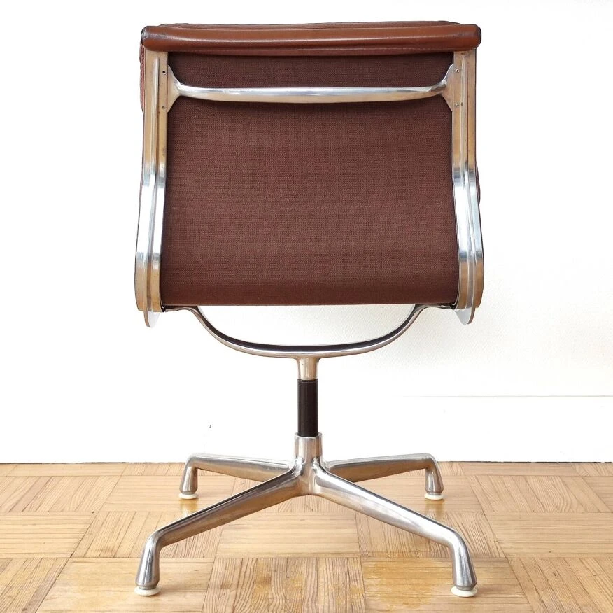 4 Vintage Office Chairs / Armchairs In Brown Leather Model Soft Pad EA406 (former EA206) By Charles And Ray Eames Edition Herman Miller, 1970